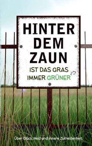 Hinter dem Zaun ist das Gras immer grüner