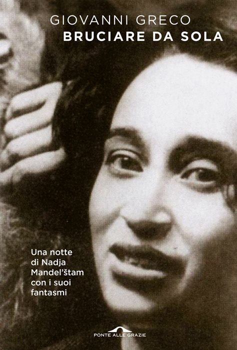 Bruciare da sola. Una notte di Nadja Mandel'štam con i suoi fantasmi