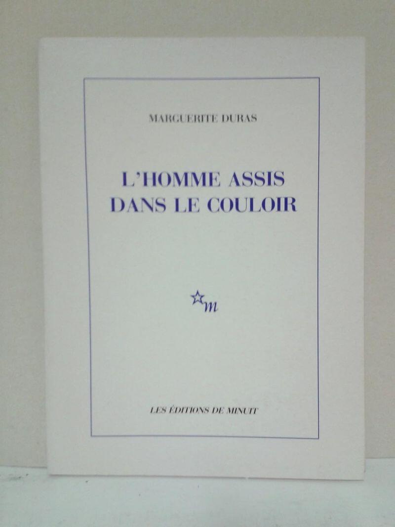 L'homme assis dans le couloir
